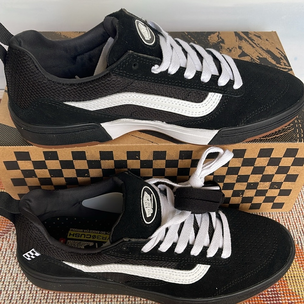 Vans WMNS Zahba
Black/White
VN0007QQBA2
Sneakers - Picture 2 of 16